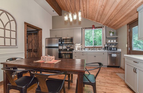 Asheville Cabin | Hummingbird Cabin - Llama, Petting Goats, Fresh Eggs, Hot Tub and Hiking Trails