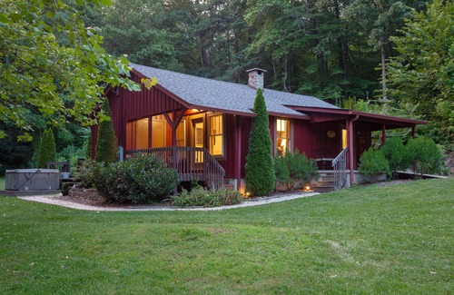 Asheville Cabin | Hummingbird Cabin - Llama, Petting Goats, Fresh Eggs, Hot Tub and Hiking Trails