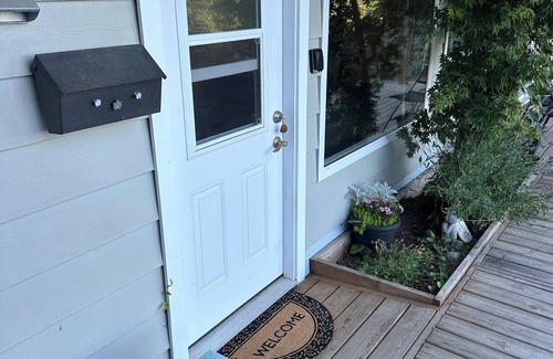 Colwood House | Hummingbird Garden Pet Friendly Suite