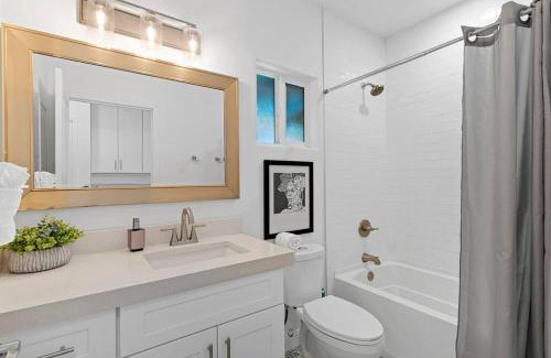 Evans Churchill Apartment | Hummingbird Harmony House with BBQ and Hot Tub in Downtown Phoenix