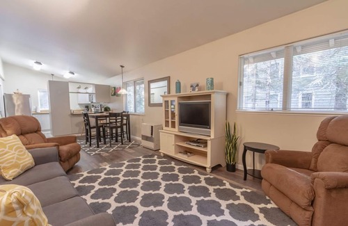 Juneau House | Hummingbird Hideaway