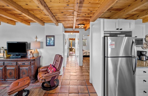 Southside House | Hummingbird House, 3BD/2BA Charmer, Firepit, Patio