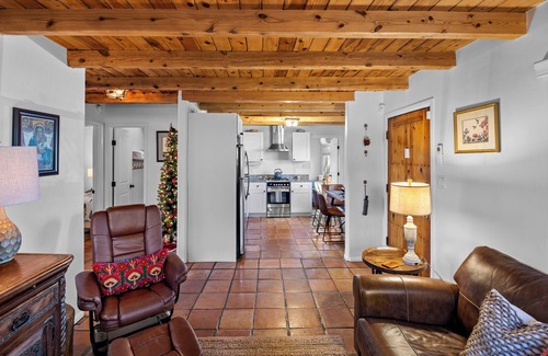 Southside House | Hummingbird House, 3BD/2BA Charmer, Firepit, Patio