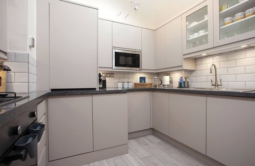 Bath House | Hummingbird House - Contemporary, Central Mews House - with parking