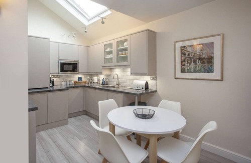 Bath House | Hummingbird House - Contemporary, Central Mews House - with parking