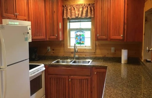 Bryant Cabin | hummingbird · NO SUNDAY CHECK INS- hot tub ,gated, HUMMINGBIRD