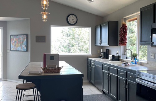 Woodland Park House | Hummingbird Point is a spacious mountainside house in Woodland Park Colorado