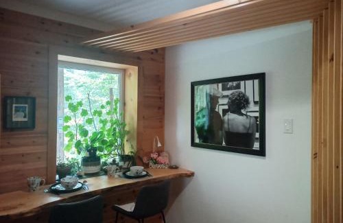 Potton Apartment | Hummingbird Room - Modern & Cozy with Bistro Area