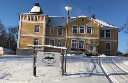 Vargon Hostel | Hunnebergs Gård Hostel & Camping
