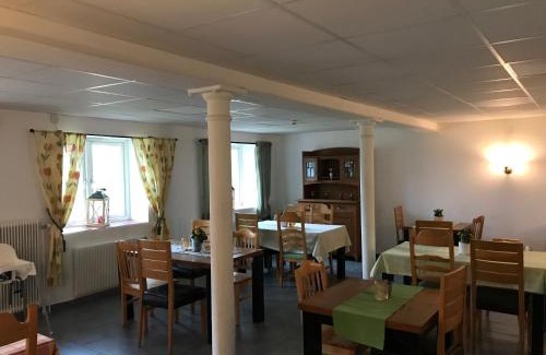 Vargon Hostel | Hunnebergs Gård Hostel & Camping