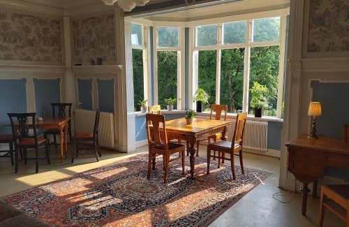 Vargon Hostel | Hunnebergs Gård Hostel & Camping