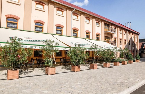 Vasarosnameny Hotel | Hunor Hotel és Étterem