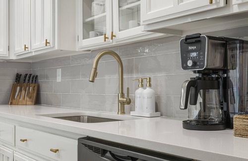 South Tulsa House | Hunter Oaks: Stylish retreat in central Tulsa location