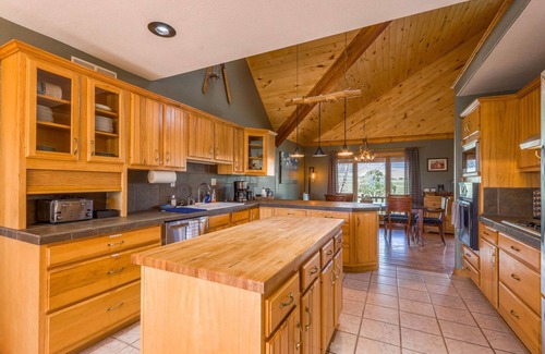 Westcliffe Cabin | Hunter's Special: Lodge with Six Bedrooms + Loft. ATV Access to Rainbow Trail.