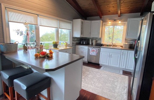 Ashfield-Colborne-Wawanosh Cottage | Huron waterfront cottage 8bed/4bath 20+guests/Hotub/2pets/outshower/Pool/beach.