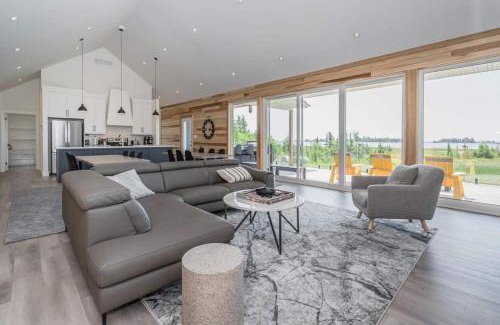 South Bruce Peninsula House | Huronia Luxury Lakefront Views & Game Room!