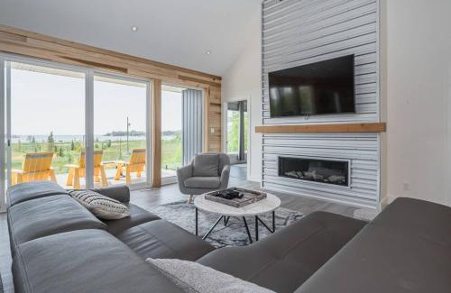 South Bruce Peninsula House | Huronia Luxury Lakefront Views & Game Room!