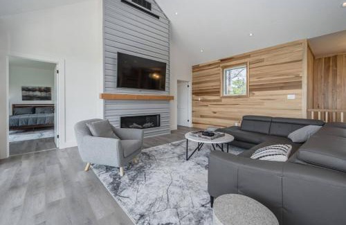 South Bruce Peninsula House | Huronia Luxury Lakefront Views & Game Room!