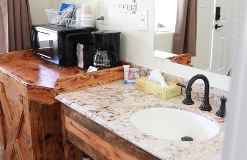 Hurricane Hotel | Hurricane Hideaway Lodging