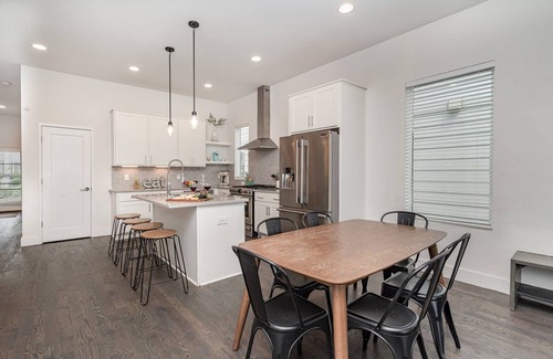 Talbot's Corner House | Hurst House - 4 Stylish Homes - Mins to Germantown