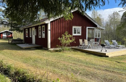 Bredsjo House | Hus Björklund - Holiday home with sauna, fireplace & boat in the countryside