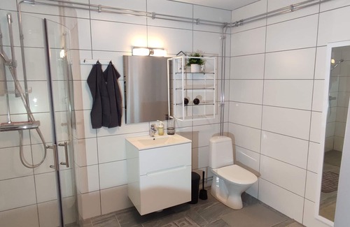 Ryssby House | Hus i Skogen Nära Sjöar med Båten