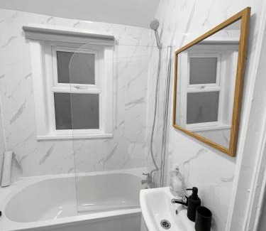 Hull House | Hush Haven Homes Short Stay & Serviced Accommodation for Contractors, Families & Workers - Free Parking & Fast WiFi - Near MKM Stadium, Royal Infirmary Hospital