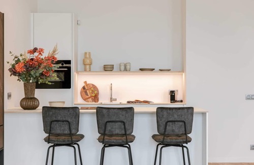 Ostend City Centre Apartment | Huswell - Stunning seafront apartment with modern comforts and dike views