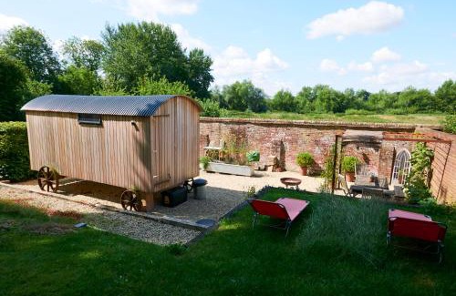 Salisbury House | Hut64