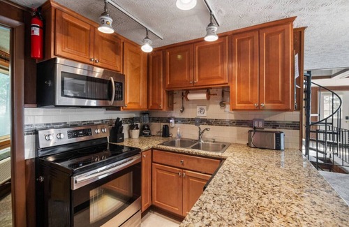 Snowshoe Ski Chalet | Hutch 1- 2 Min Walk to Slopes, Great Mountain View