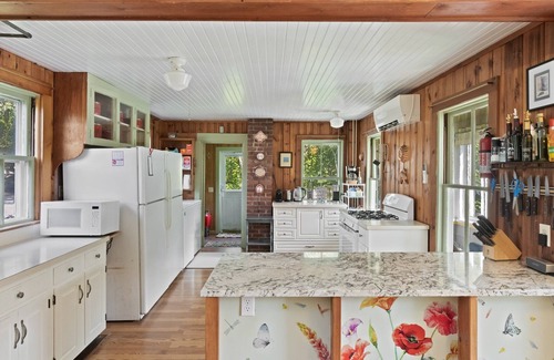 Hyannis Port House | Hyannis Port village - walk to West Beach, classic home sleeps 16