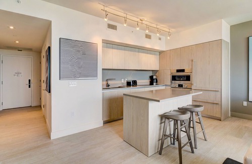 Hollywood South Central Beach Apartment | HYDE BEACH HOUSE DELUXE SUITES - B