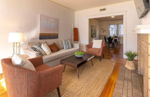 Hyde Park Apartment | Hyde Park Comfort with Office Near Everything