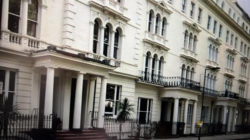 Lancaster Gate Apartment | Hyde Park Studio Has Private Balcony With Tranquil Garden View