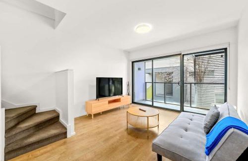 Parkville Apartment | Hyde - Perfect Two-Level Parkville Apt w parking