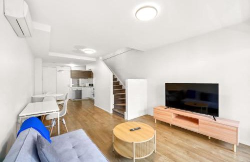 Parkville Apartment | Hyde - Perfect Two-Level Parkville Apt w parking