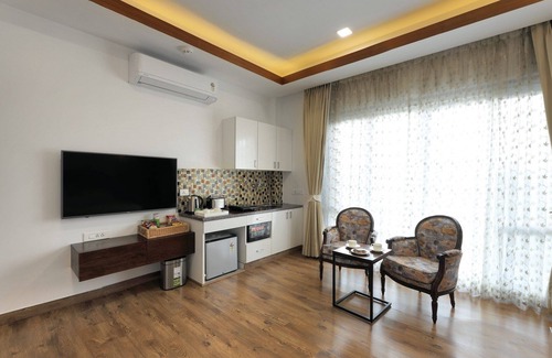 Gurugram Apartment | HYDEWEST INDIA Orchid King Gold Grande Studio w/Kitchenette