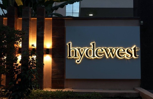 Gurugram Apartment | HYDEWEST INDIA Orchid King Gold Grande Studio w/Kitchenette