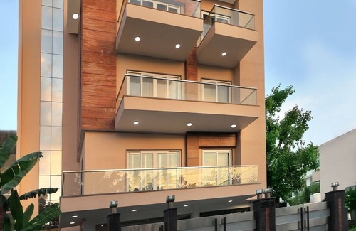 Gurugram Apartment | HYDEWEST INDIA Orchid King Gold Grande Studio w/Kitchenette