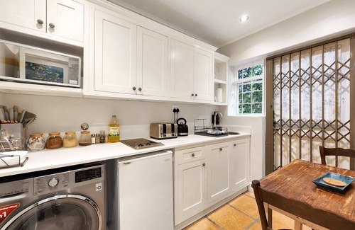 Constantia House | Hydrangea - Pinoak Self-catering Cottages