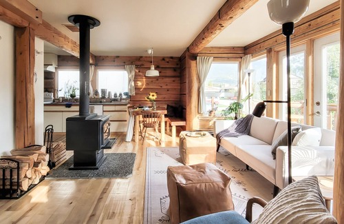 Golden Bed & Breakfast | Hygge Log Home Downtown with Great Mountain Access