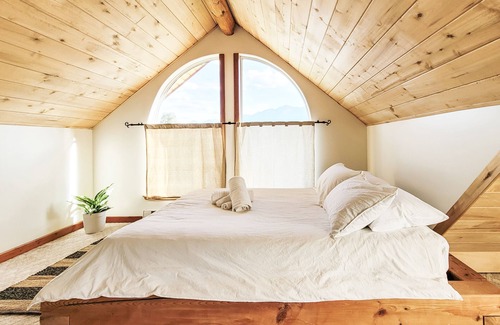 Golden Bed & Breakfast | Hygge Log Home Downtown with Great Mountain Access