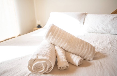 Golden Bed & Breakfast | Hygge Log Home Downtown with Great Mountain Access