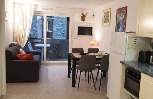 Saint-Lary-Soulan Apartment | Hypercentre, 4 persons, bed linen included, fibre, balcony, garage, clean, 3*.