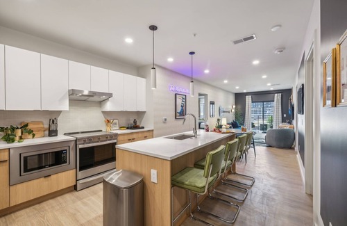 Sobro House | Hyve - Harmony Strum - Walk to Broadway - Pool & Gym