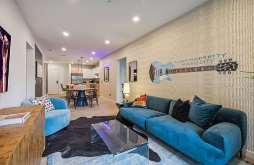 Sobro House | Hyve - Harmony Strum - Walk to Broadway - Pool & Gym