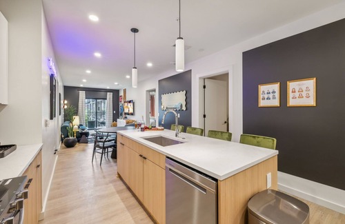 Sobro House | Hyve - Harmony Strum - Walk to Broadway - Pool & Gym