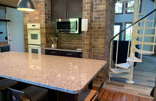 East Ridge House | I-75/I-24 Family + Friends Chattanooga home w/views of Lookout/Signal Mountains
