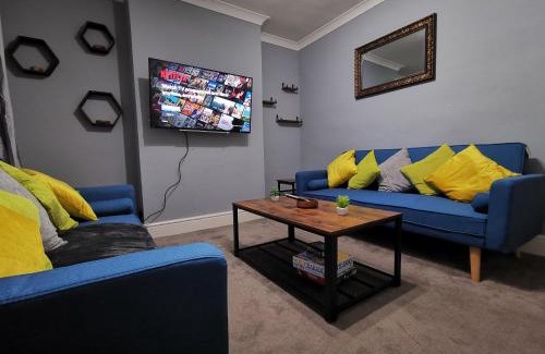 Wolverhampton House | i Amazing 5 Beds Sleeps 5 Workers Or Families by Your Night Inn Group