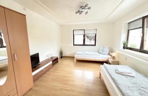 Pilsting Apartment | I Apartment 14 Personen - Monteurzimmer - Ferienwohnung, Großköllnbach I